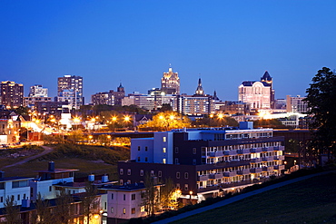 USA, Wisconsin, Milwaukee, City view at night, USA, Wisconsin, Milwaukee