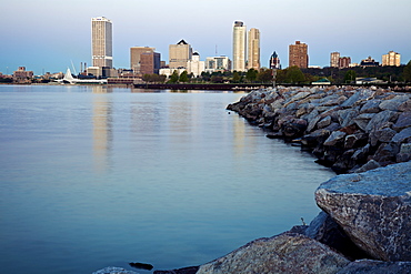 USA, Wisconsin, Milwaukee, City view from Lakefort, USA, Wisconsin, Milwaukee