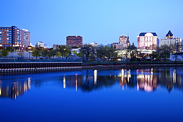 USA, Wisconsin, Milwaukee, City view at night, USA, Wisconsin, Milwaukee