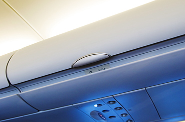 Overhead storage compartment in airplane