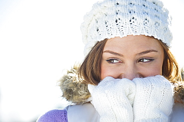 USA, New Jersey, Jersey City, Portrait of young woman wearing white knitted hat