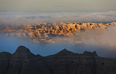 USA, South Dakota, Mountains in morning fog in Badlands National Park