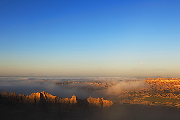 USA, South Dakota, Mountains in morning fog in Badlands National Park