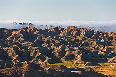 USA, South Dakota, Mountains in morning fog in Badlands National Park