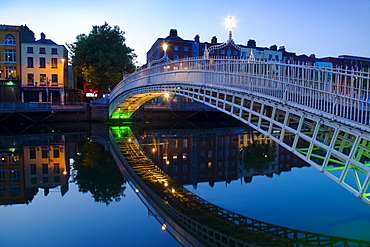 Ha'penny bridge and River Liffey at night