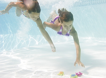 USA, New York, Girls (10-11, 10-11) in swimming pool