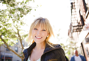 USA, New York, Williamsburg, Brooklyn, Portrait of smiling woman