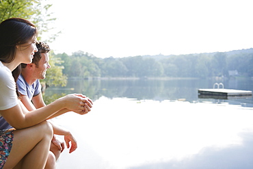 USA, New York, Putnam Valley, Roaring Brook Lake, Couple sitting by lake