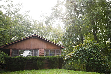 USA, New York, Putnam Valley, Roaring Brook Lake, Summer home in forest