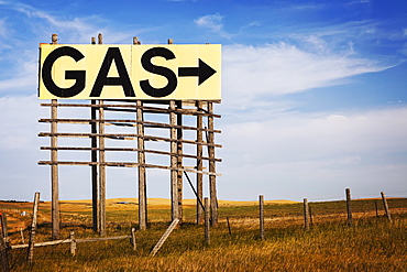 Gas sign and arrow, USA, South Dakota, Okaton