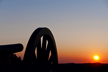 USA, Pennsylvania, Gettysburg, Cemetery Hill, cannon at sunset