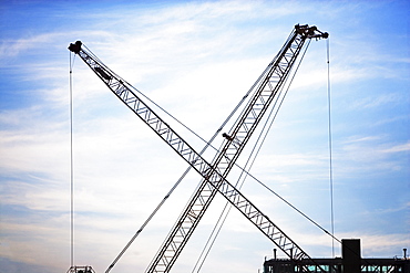 Industrial cranes with crossed booms