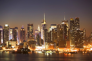 USA, New York City, Manhattan skyline at dusk