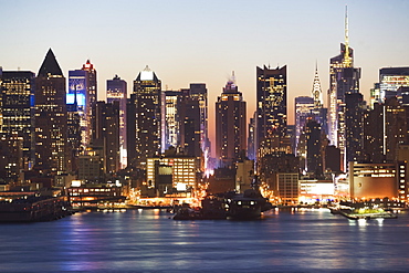 USA, New York City, Manhattan skyline at dusk