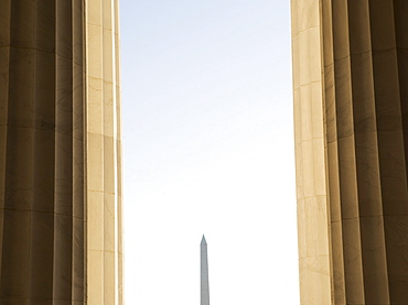 USA, Washington DC, Washington Monument between columns