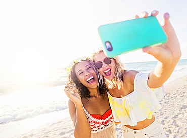 Female friends on beach, USA, Florida, Jupiter