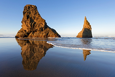 Rock formations on beach, USA, Oregon, Bandon