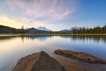 View of Sparks Lake at sunset, USA, Oregon, Sparks Lake