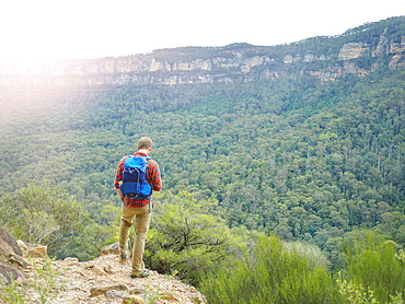 Australia, New South Wales, Katoomba, Rear view of mid adult man looking at Blue Mountains