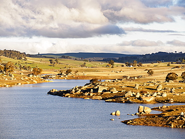 Australia, New South Wales, Oberon, Rocks on riverbanks in countryside