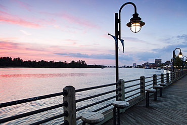 USA, North Carolina, Wilmington, Riverbank at sunset