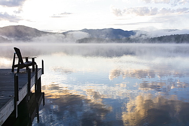 USA, New York, Fog over Lake Placid