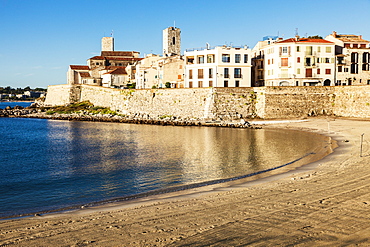 France, Provence-Alpes-Cote d'Azur, Antibes, Empty beach with buildings in background