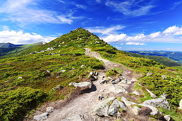 Ukraine, Ivano-Frankivsk region, Verkhovyna district, Carpathians, Chernohora, Mountain landscape on sunny day