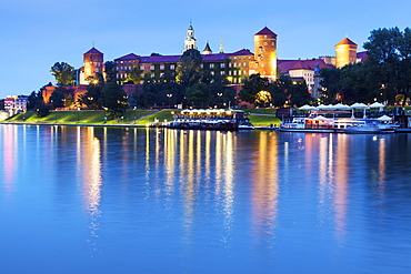 Poland, Lesser Poland, Krakow, Wawel Castle across Vistula River