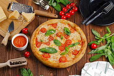 Margherita pizza with ingredients