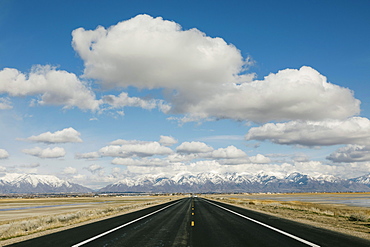 USA, Utah, Salt Lake City, Empty road leading towards mountains