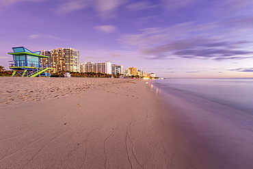 USA, Florida, Miami, Lifeguard hut and hotels on beach 