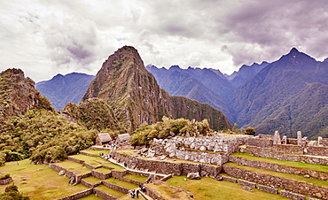 Peru, Machu Pichu, Mountain range and ruins of aztec village