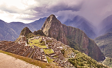 Peru, Machu Pichu, Mountain range and ruins of aztec village