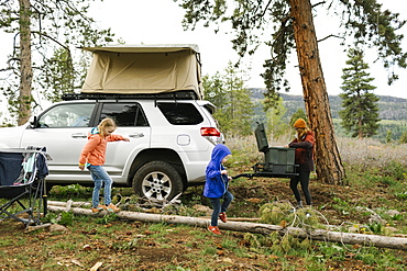 USA, Utah, Uninta Wasatch Cache National Forest, Mother with daughters (2-3, 6-7) setting up camp