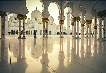 United Arab Emirates, Abu Dhabi, Sheik Zayed Grand Mosque, Woman photographing Sheikh Zayed Grand Mosque