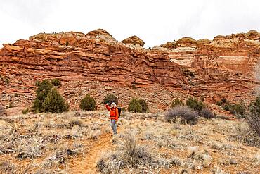 USA, Utah, Escalante, Woman hiking in Grand Staircase-Escalante National Monument