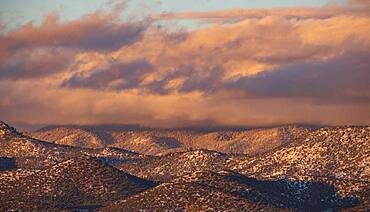 USA, New Mexico, Santa Fe, Colorful clouds at sunset over Sangre de Cristo Mountains