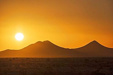 USA, New Mexico, Santa Fe, Sun setting over Cerrillos Hills State Park