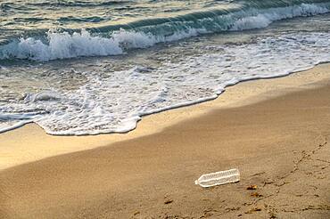 USA, Florida, Boca Raton, Plastic bottle on beach