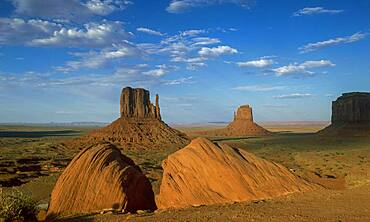 Arizona, Monument Valley Tribal Park, West and East Mitten Buttes in Monument Valley