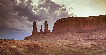 Arizona, Monument Valley Tribal Park, The Three sisters rock formation in Monument Valley