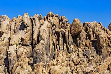 USA, California, Lone Pine, Alabama Hills rock formations in Sierra Nevada Mountains