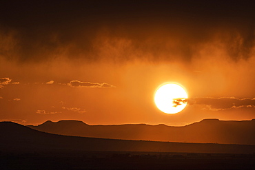 Usa, New Mexico, Santa Fe, El Dorado, Sun setting over landscape with clouds