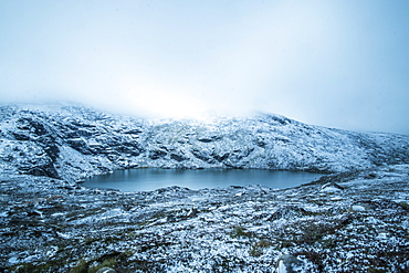 Australia, New South Wales, Mountain lake at Charlotte Pass in Kosciuszko National Park