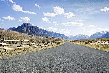 USA, Wyoming, Cody, Shoshone National Forest, Empty Southfork Road near Southfork Road