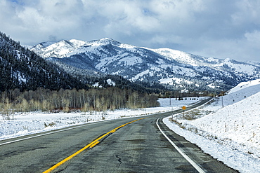 USA, Idaho, Ketchum, Road in winter mountain landscape