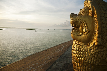 Cambodia, Phnom Penh, Lion statue and Tonle Sap River