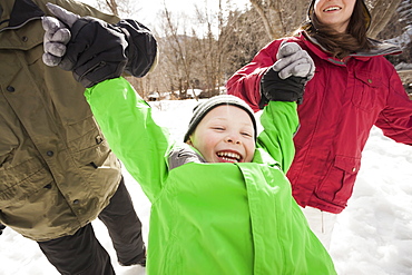 Boy (4-5) with parents during stroll, USA, Utah, Highland