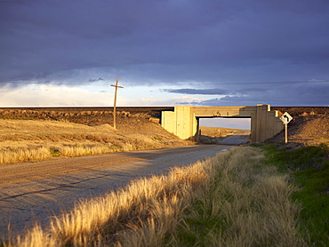 USA, Utah, Road and train viaduct